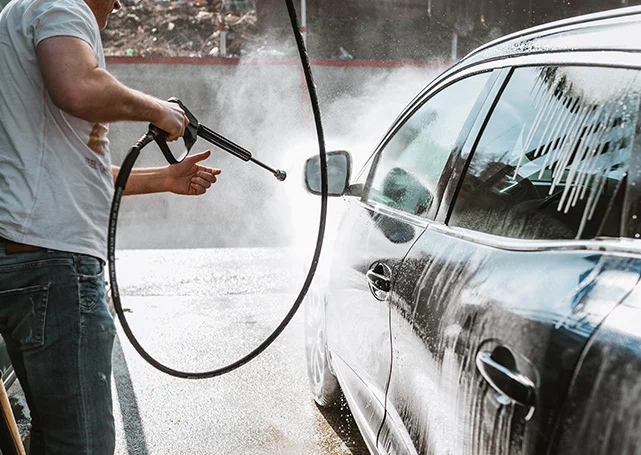 Mycie auta myjką ciśnieniową
